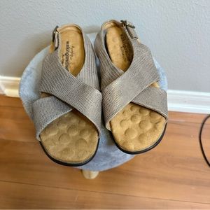 Walking Cradles gold lighweight comfort sandals womens size 8.5